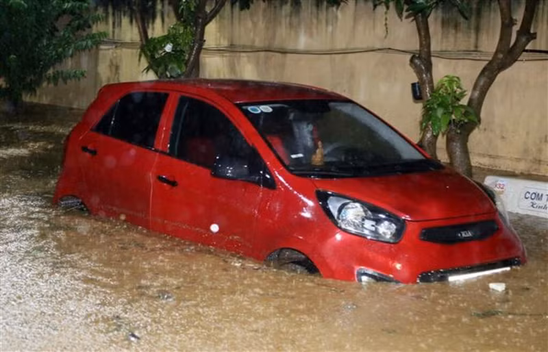 Une voiture sous l'eau, à Son La. Photo : VNA. Une voiture sous l'eau, à Son La. Photo : VNA.