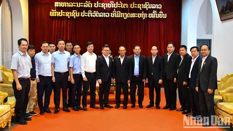 Les deux parties se sont déclarées convaincues que la coopération entre le journal Nhân Dân et le journal Pasaxon continuerait à se développer de manière positive et efficace, contribuant significativement au renforcement des relations d'amitié spéciales Vietnam – Laos. Photo: NDEL. Les deux parties se sont déclarées convaincues que la coopération entre le journal Nhân Dân et le journal Pasaxon continuerait à se développer de manière positive et efficace, contribuant significativement au renforcement des relations d'amitié spéciales Vietnam – Laos. Photo: NDEL.