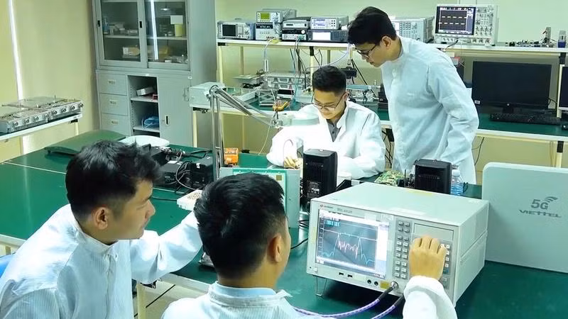 Pour progresser rapidement et de manière durable, le Vietnam n’aura d’autre choix que de se tourner vers les technologies de pointe et d’adopter une transformation numérique dynamique. Photo : NDEL.