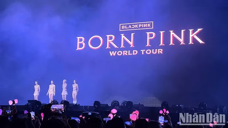 Lors du concert du groupe de filles sud-coréennes BlackPink, les 29 et 30 juillet au stade national de My Dinh à Hanoï. Photo : Trung Hiêu/NDEL.