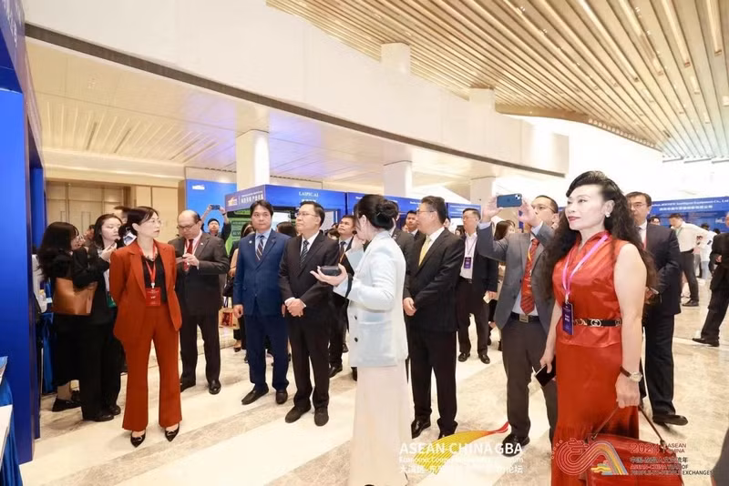 Cette année, le Forum de coopération économique ASEAN — Chine de la Grande Baie a réuni près de 300 délégués qui sont les représentants des organes diplomatiques des pays membres de l’ASEAN en Chine, des agences compétentes et des entreprises de la Chine et de l’ASEAN. Photo : Consulat général du Vietnam à Guangzhou.