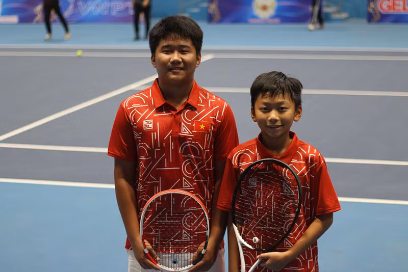 Lê Tiên Anh (à gauche) et Vu Tuân Phong. Photo : VNA.