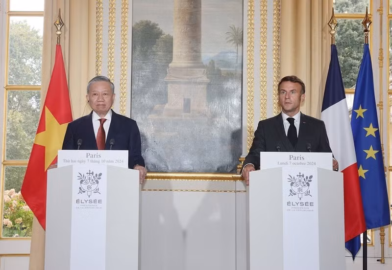 Dans le cadre de la visite officielle en France du secrétaire général du Parti communiste du Vietnam et président vietnamien To Lam, du 4 au 7 octobre 2024, le Vietnam et la France ont décidé d’élever leurs relations au niveau de partenariat stratégique intégral, faisant de la France le premier membre de l’Union européenne (UE) et le deuxième pays européen à atteindre ce statut avec le Vietnam. Photo: VNA.