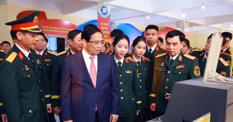 Le Premier ministre Pham Minh Chinh rend visite à l'Académie technique militaire. Photo: VNA.