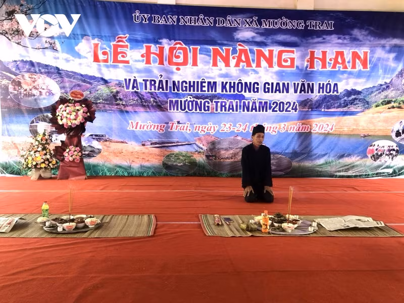 La fête vise à rendre hommage à la Dame Han, qui a contribué à repousser les envahisseurs du Nord pour apporter une vie paisible aux habitants. Photo: VOV.