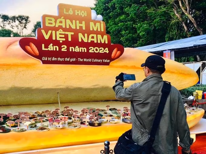 L’activité la plus marquante du festival réside dans un atelier où les chefs ont établi un record national de 150 plats avec du pain. Photo: SGGP.