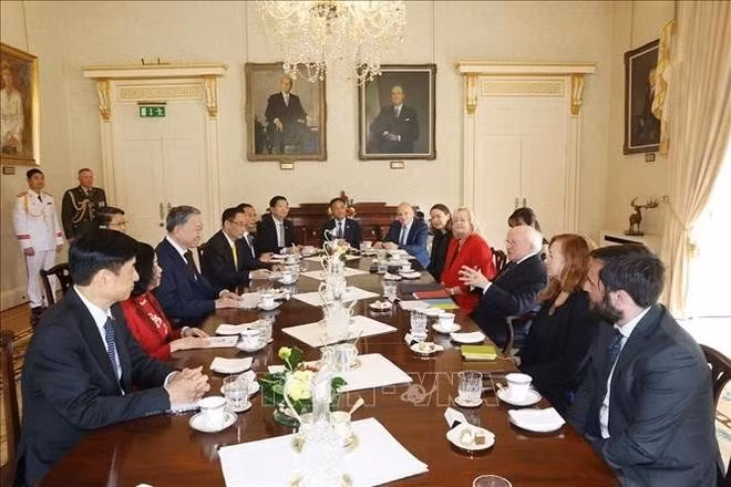 Lors de l’entretien entre le président irlandais Michael D. Higgins (à droite) et son épouse accueillent le secrétaire général et président vietnamien Tô Lâm. Photo : VNA