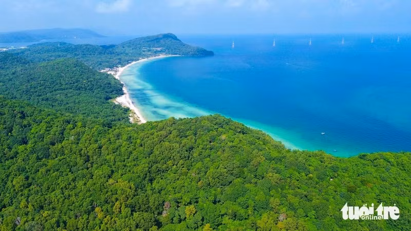 La longue chaîne de montagnes verdoyantes de Phú Quốc se mêle à l'immensité de la mer, formant un tableau d'une beauté époustouflante. Photo: TTO