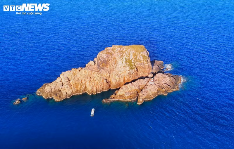 Il s'agit du point le plus éloigné du triangle insulaire Hon Seo - Hon Co - Hon Can sur les eaux de Nhon Ly. Vu de loin, le groupe d'îles Hon Can est une bande reliée, comme un animal étendu sur la mer, dont la première partie est Hon Ong Can.