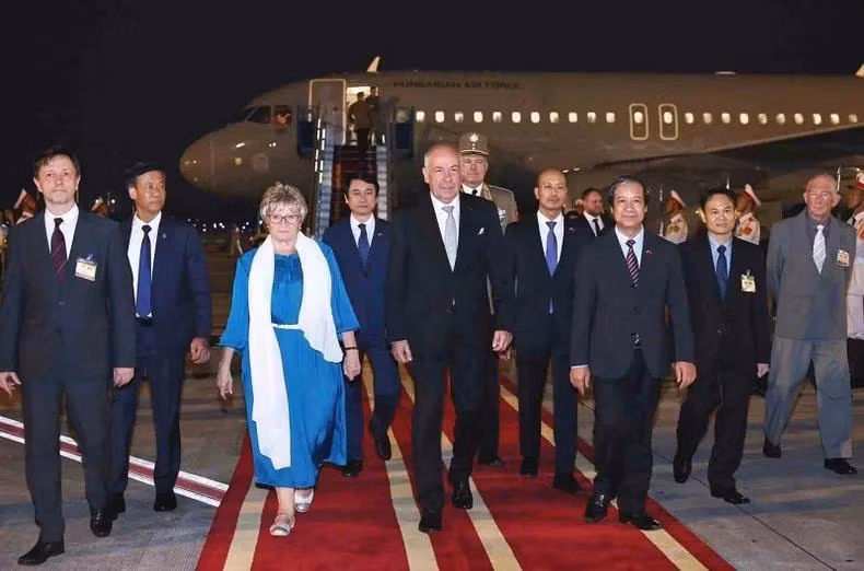Le président hongrois et son épouse arrivent mardi soir 27 mai à Hanoï, entamant leur visite officielle de trois jours au Vietnam à l'invitation du président Luong Cuong. Photo : VNA.