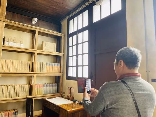 Nguyên Trân Tuyên, un touriste vietnamien, a exprimé son émotion lorsqu’il a entendu raconter des histoires sur le Président Hô Chi Minh et ses activités révolutionnaires à Kunming.