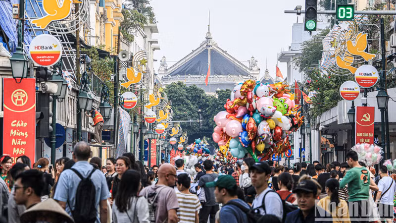 Dans le climat doux et ensoleillé de Hanoï, de nombreuses personnes affluent dans la zone touristique autour du lac Hoàn Kiêm pour bien profiter du dernier jour des vacances du Nouvel An 2024.