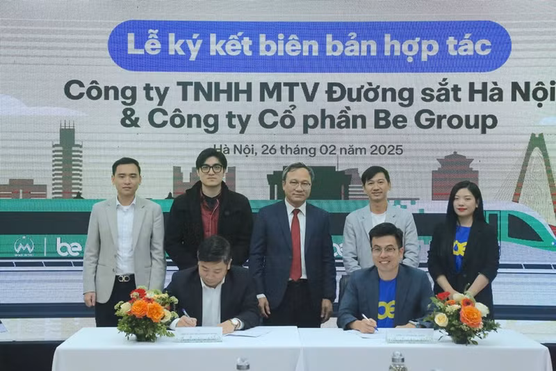 Selon le président du conseil d’administration de Hanoï Metro, Khuat Viet Hung, la coopération entre Hanoï Metro et les plateformes de services de transport technologiques favorisera les déplacements de la population, notamment dans les heures de pointe, et contribuera à créer un réseau de transport urbain sûr, pratique et respectueux de l’environnement. Photo : kinhtedothi.