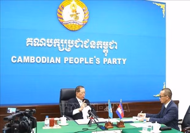 Le porte-parole du Parti du Peuple cambodgien (PPC), Sok Eysan (à gauche). Photo : VNA.