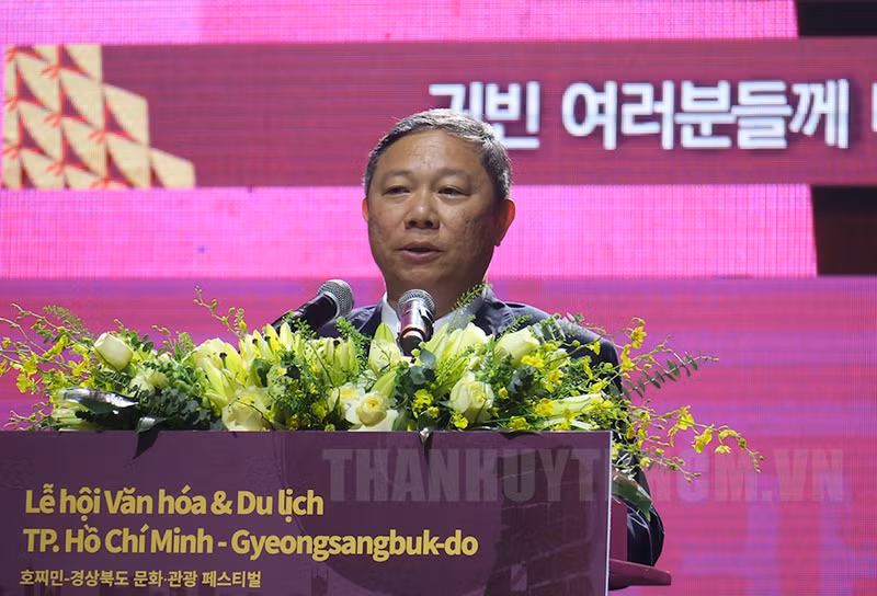 Le vice-président du Comité populaire de Hô Chi Minh-Ville, Duong Anh Duc, prend la parole lors de la cérémonie d'ouverture du Festival. Photo : hcmcpv.org.vn.
