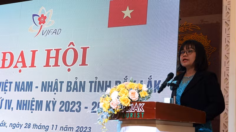 La vice-présidente du Comité populaire de la province de Dak Lak, H’Yim Kdoh, prend la parole lors du congrès. Photo : baodautu.vn. La vice-présidente du Comité populaire de la province de Dak Lak, H’Yim Kdoh, prend la parole lors du congrès. Photo : baodautu.vn.