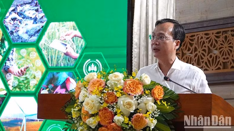 Le vice-président du Comité populaire de la province de Dong Thap, Tran Tri Quang, qui est également chef du comité d’organisation du forum, a déclaré que cet événement permettrait de promouvoir l’esprit d’innovation et de créativité et de trouver des solutions spécifiques pour accélérer la mise en œuvre des orientations économiques stratégiques du delta du Mékong. Photo: NDEL.