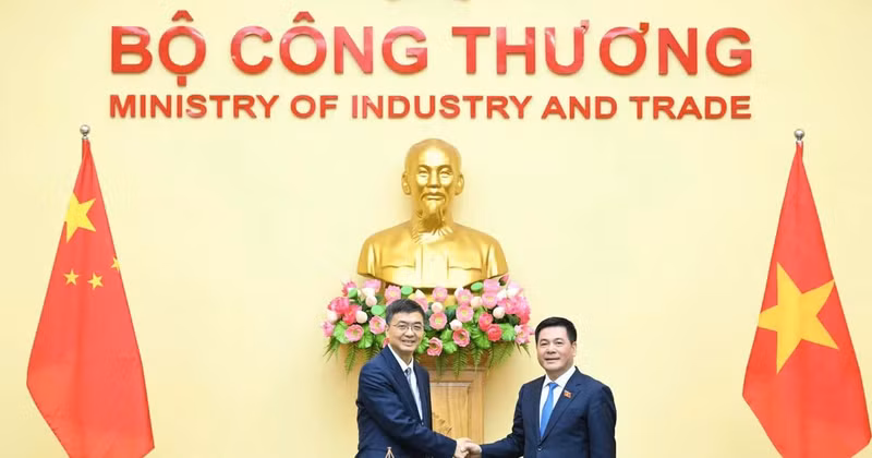 Le ministre vietnamien de l’Industrie et du Commerce Nguyen Hong Dien (à droite) et Chen Gang, membre du Comité central du Parti communiste chinois, secrétaire du Comité du PCC et président du Comité permanent de l'Assemblée populaire de la région autonome Zhuang du Guangxi, Chine. Photo : VNA. 