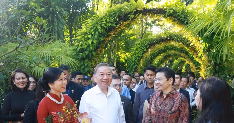Le secrétaire général du Parti, Tô Lâm, et son épouse, et et le Premier ministre singapourien Lawrence Wong visitent le jardin botanique de Singapour (Singapore Botanic Gardens). Photo : VNA.