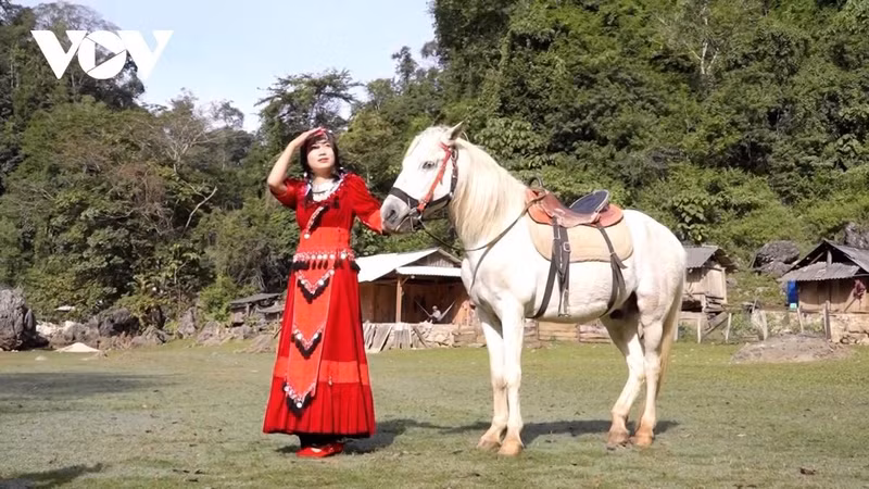 De nombreux services touristiques ont été créés pour enrichir les expériences des visiteurs, tels que la location de costumes, la location de chevaux, la vente de souvenirs ou de spécialités locales. Photo : VOV.