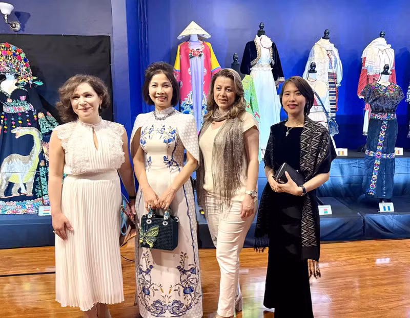 Mme Tran Thi Bich Van (deuxième à gauche) lors du Gala de mode du corps diplomatique sur le thème « Fashioning power, fashioning peace ». Photo : baoquocte.vn