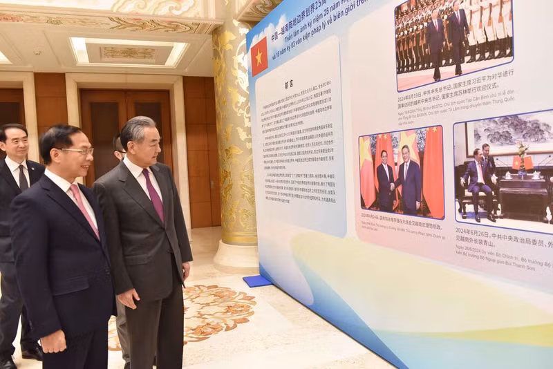 L'exposition de photos, présentant 40 photos marquant des jalons importants au cours des 25 années depuis la signature du traité sur la frontière terrestre entre le Vietnam et la Chine, le 10 décembre. Photo : VNA. L'exposition de photos, présentant 40 photos marquant des jalons importants au cours des 25 années depuis la signature du traité sur la frontière terrestre entre le Vietnam et la Chine, le 10 décembre. Photo : VNA.