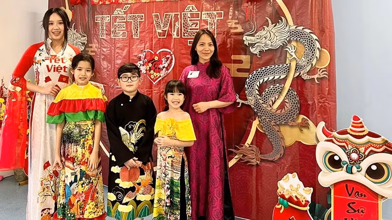 L'événement est une bonne occasion pour les élèves britanniques de découvrir la culture et les emblèmes du Têt chez les Vietnamiens. Photo : LOANI VN-UK.