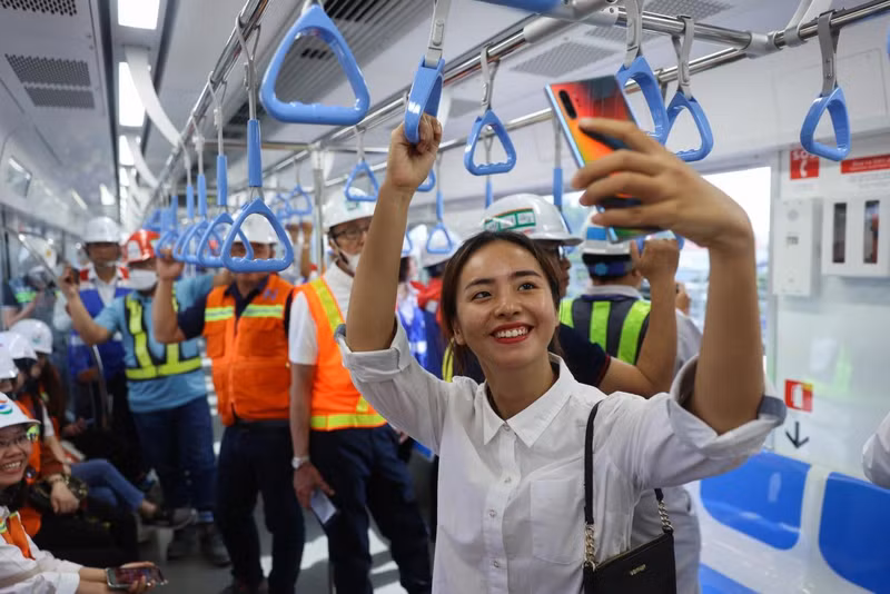 La mise en service de la ligne de métro Bên Thanh – Suôi Tiên marque non seulement une avancée importante dans la modernisation des infrastructures de transport de la mégapole du Sud du Vietnam, mais contribue également à améliorer la qualité de vie des habitants et à offrir des expériences uniques aux touristes, dont les étrangers. Photo : vnexpress