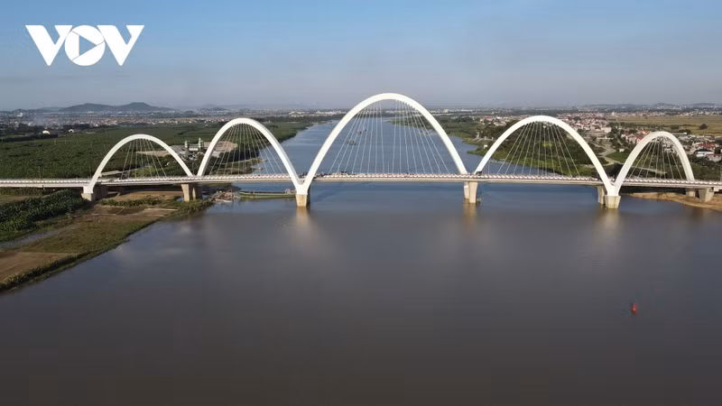 Le pont Kinh Duong Vuong enjambant la rivière Duong, reliant les districts de Tiên Du et Thuân Thành, dans la province de Bac Ninh, a été mis en circulation en 2023. Il s'agit d'un projet clé bénéficiant d'un investissement total de 1 927 milliards de dôngs. Photo : VOV. Le pont Kinh Duong Vuong enjambant la rivière Duong, reliant les districts de Tiên Du et Thuân Thành, dans la province de Bac Ninh, a été mis en circulation en 2023. Il s'agit d'un projet clé bénéficiant d'un investissement total de 1 927 milliards de dôngs. Photo : VOV.