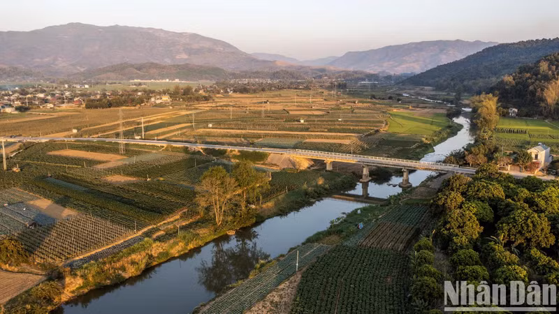 Le fleuve Nâm Rôm prend sa source dans la chaîne de montagnes Pu Huoi Luong. Traversant la vallée de Muong Thanh, elle est considérée comme une source de vie pour les habitants du Nord-Ouest.