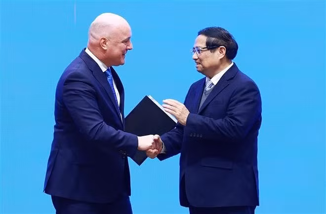 Le Premier ministre vietnamien Pham Minh Chinh (droite) et son homologue néo-zélandais Christopher Luxon. Photo: VNA