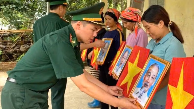 Il s'agit d'une activité significative pour célébrer le 135e anniversaire de la naissance du Président Hô Chi Minh (19 mai 1890 – 19 mai 2025). Cette activité a pour but de sensibiliser la population locale à la protection de la souveraineté et de la sécurité des frontières nationales. Photo : NDEL. Il s'agit d'une activité significative pour célébrer le 135e anniversaire de la naissance du Président Hô Chi Minh (19 mai 1890 – 19 mai 2025). Cette activité a pour but de sensibiliser la population locale à la protection de la souveraineté et de la sécurité des frontières nationales. Photo : NDEL.