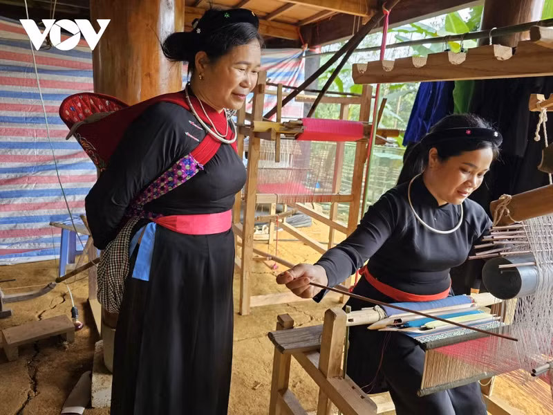 Le tissage de brocart contribue à préserver les valeurs culturelles traditionnelles des ethnies minoritaires, mais également à améliorer les revenus des habitants et à développer le touirsme local. Photo: VOV.