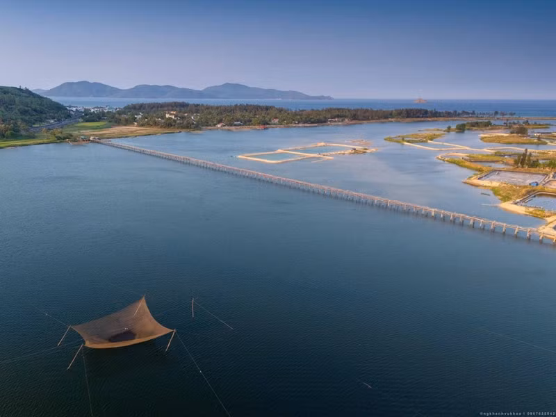 Le pont en bois d'Ong Cop vu d'en haut.