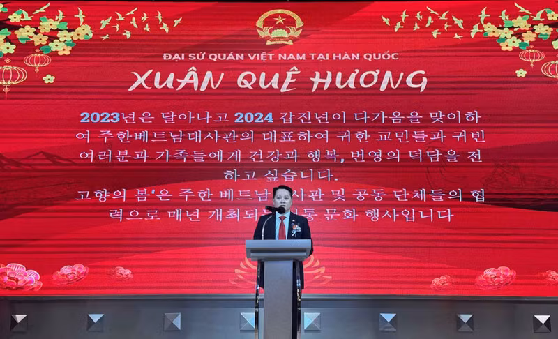 Le chargé d’affaires par intérim de l’ambassade du Vietnam en République de Corée, Nguyên Viêt Anh, prend la parole lors du programme « Printemps au pays natal », le 14 janvier à Séoul. Photo : baoquocte.