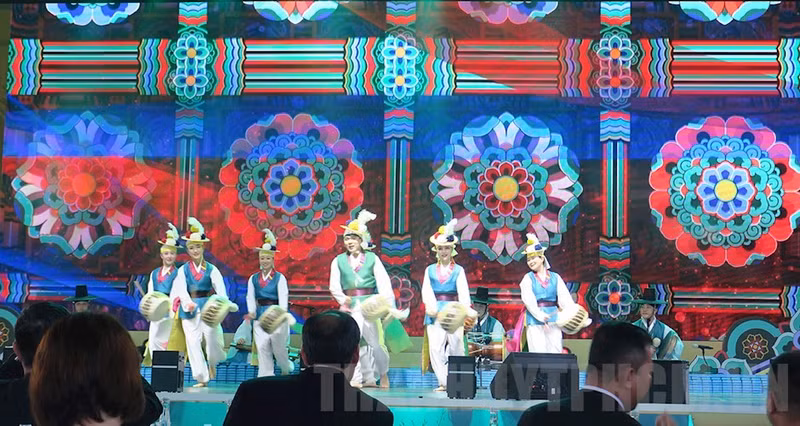 Un numéro artistique lors de la cérémonie d'ouverture du Festival culturel et touristique Hô Chi Minh-Ville - Gyeongsangbuk-do, le 27 novembre. Photo: hcmcpv.org.vn.