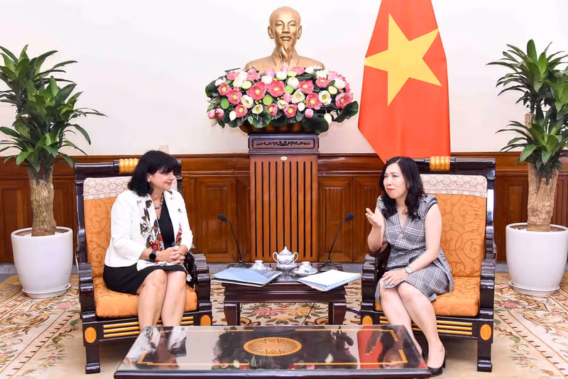 La vice-ministre vietnamienne des Affaires étrangères, Le Thi Thu Hang (à droite), et la secrétaire générale du ministère slovène des Affaires étrangères et européennes, Renata Cvelbar Bek, le 17 juin à Hanoï. Photo: baoquocte.vn. 