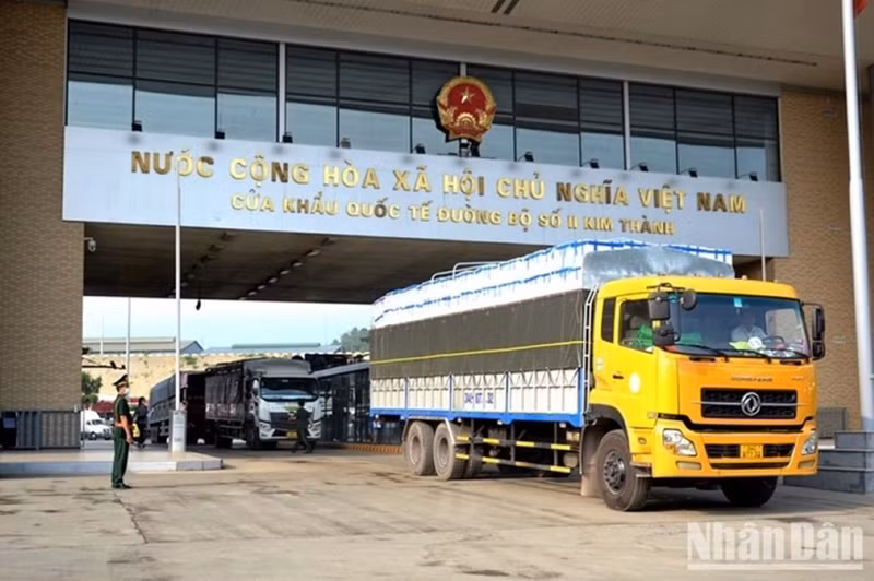 Le dédouanement des marchandises à la porte frontalière de Kim Thành, province de Lao Cai. Photo: NDEL.