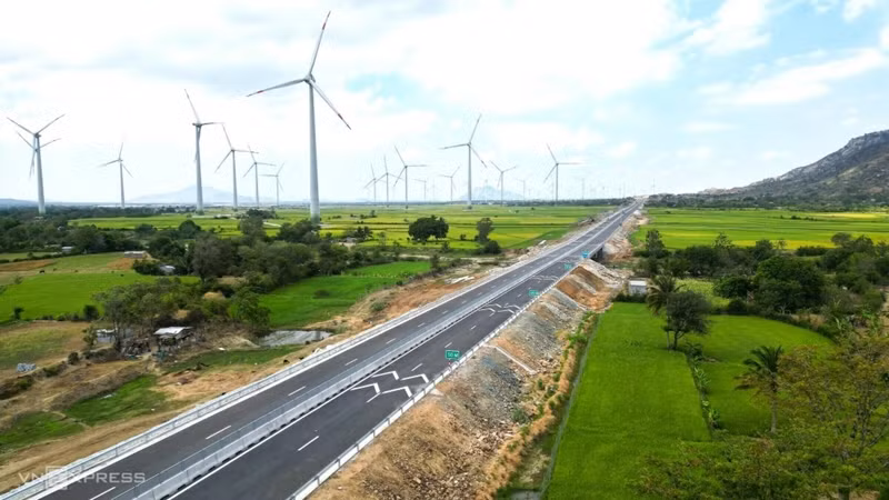 Champ d'énergie éolienne dans le district de Thuan Bac, province de Ninh Thuan, le long de l'autoroute Cam Lam - Vinh Hao. Photo : Vnexpress 