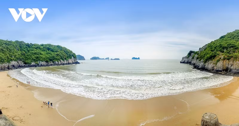 En été, l’archipel de Cát Bà, ville de Hai Phong, attire les foules avec ses eaux chaudes et ses plages de sable blanc. Photo : VOV.