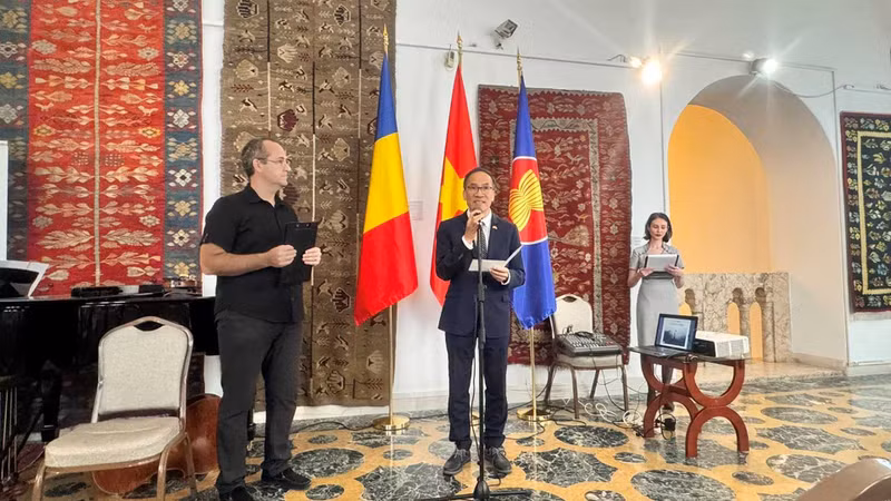 Dans son discours prononcé lors de l’ouverture de Mogosoaia ClasicFest 13, l'ambassadeur vietnamien en Roumanie, Do Duc Thanh, a fait le bilan de la situation socioéconomique du Vietnam et du développement positif des bonnes relations d’amitié et de coopération entre le Vietnam et la Roumanie ces dernières années. Photo: baoquocte.vn.