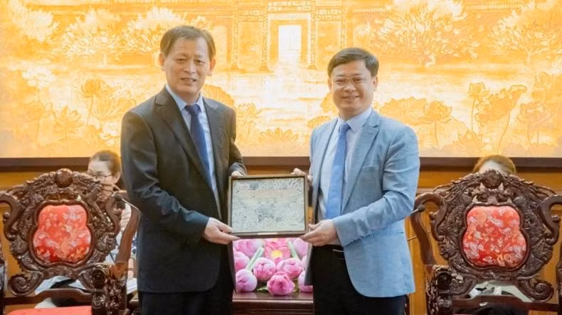 Le vice-président permanent du Comité populaire de la ville de Huê, Nguyen Thanh Binh, a souligné l’importance de promouvoir la coopération bilatérale dans divers domaines, dont l'investissement, le commerce, le tourisme et les services logistiques. Photo : NDEL. Le vice-président permanent du Comité populaire de la ville de Huê, Nguyen Thanh Binh, a souligné l’importance de promouvoir la coopération bilatérale dans divers domaines, dont l'investissement, le commerce, le tourisme et les services logistiques. Photo : NDEL.