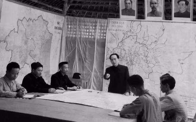 L'état-major général de l'Armée populaire vietnamienne étudie les stratégies de combat. Photo : archives de la VNA