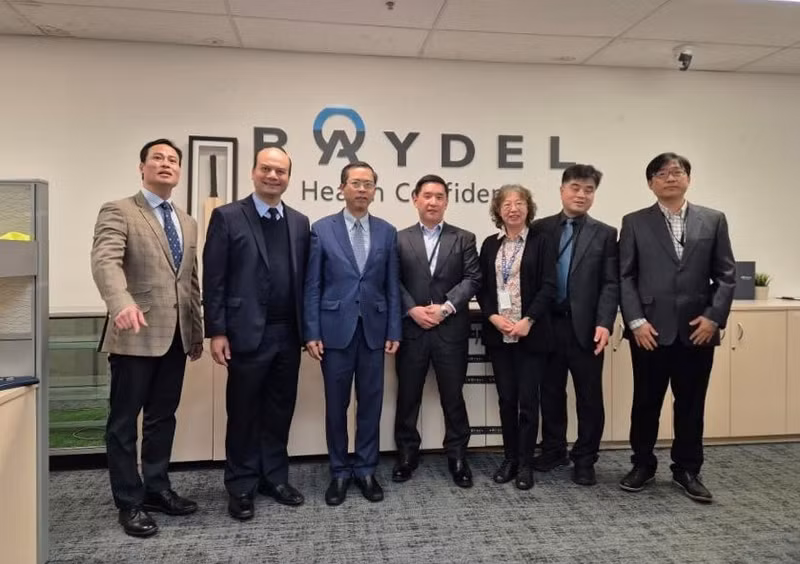 L'ambassadeur vietnamien en Australie, Pham Hung Tam (3e à gauche) et les responsables de la société de produits de compléments alimentaires Raydel. Photo: baoquocte.vn.