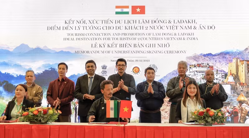Signature des accords de coopération entre des agences de voyages de Lâm Dông et l'Alliance commerciale et touristique du Ladakh. Photo : thoidai.