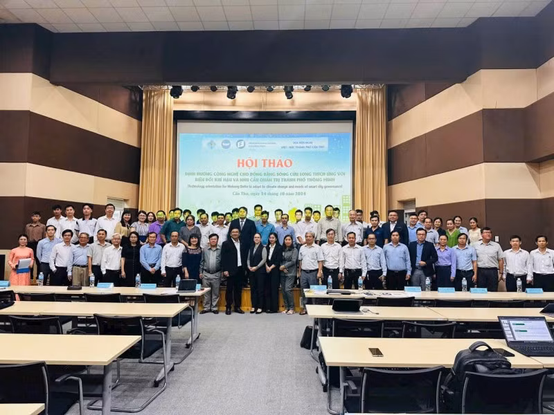Le colloque vise à trouver des recommandations et des solutions prometteuses pour accélérer le développement de villes intelligentes auprès d’experts et de chercheurs. Photo : thoidai.com.vn Le colloque vise à trouver des recommandations et des solutions prometteuses pour accélérer le développement de villes intelligentes auprès d’experts et de chercheurs. Photo : thoidai.com.vn