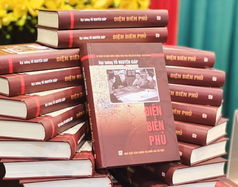 Le livre "Dien Bien Phu" du général Vo Nguyen Giap a été complété pour la 9ème édition. Photo : cand.com.vn.