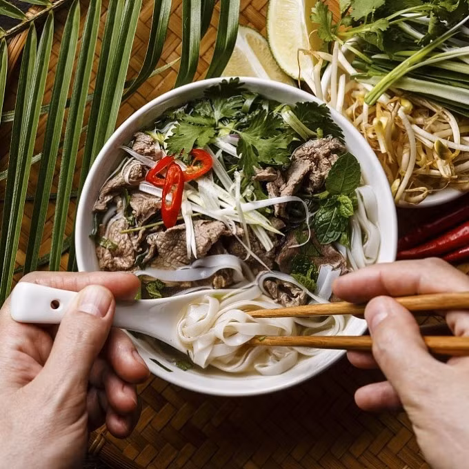 Selon CGTN, "l’un des plats emblématiques du Vietnam, le pho, peut être vu partout, des humbles étals de rue aux restaurants de luxe. C'est un plat de soupe composé de bouillon, de nouilles de riz, d'herbes et de viande (généralement du bœuf, parfois du poulet). Pour les touristes à l'étranger, c'est un délice incontournable ancré dans l'histoire somptueuse et évocatrice du pays. Pour les autochtones, c'est plus que de la nourriture: c'est un bol de bonheur et de nostalgie". Selon CGTN, "l’un des plats emblématiques du Vietnam, le pho, peut être vu partout, des humbles étals de rue aux restaurants de luxe. C'est un plat de soupe composé de bouillon, de nouilles de riz, d'herbes et de viande (généralement du bœuf, parfois du poulet). Pour les touristes à l'étranger, c'est un délice incontournable ancré dans l'histoire somptueuse et évocatrice du pays. Pour les autochtones, c'est plus que de la nourriture: c'est un bol de bonheur et de nostalgie".
