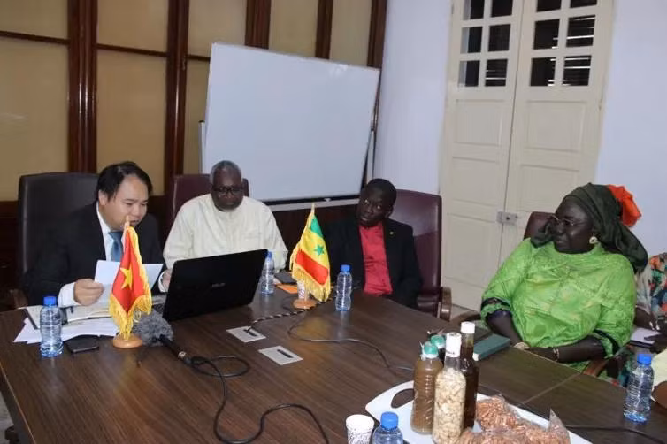 Afin de promouvoir les relations économiques et commerciales entre le Vietnam et le Sénégal, le conseiller commercial vietnamien Hoang Duc Nhuan a demandé aux deux parties de compléter les cadres juridiques dans les domaines du commerce, de l’industrie et de l’investissement, ainsi que d’organiser régulièrement des activités de promotion commerciale. Photo: congthuong.vn.