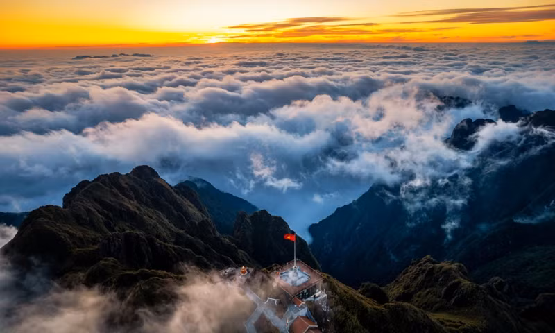 La "chasse aux nuages" à Lao Cai ne peut pas manquer le pic Fansipan. Toutefois, il a fallu au photographe 8 fois en quatre ans pour capturer le moment qu'il souhaitait: la mer de nuages entourant le pic Fansipan au coucher du soleil en décembre 2021.